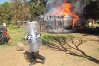 Viernes 7 de diciembre del 2012. Fto/Miradasur. San Cristóbal de las Casas, Chiapas. Elementos de la Policía Estatal desalojan la carretera que conduce a San Juan Chamula y desalojan el predio denominado Rancho El Ellar en San Cristóbal de las Casas.