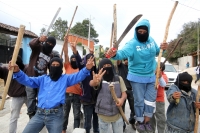 Miércoles 5 de diciembre del 2012. San Cristóbal de las Casas, Chiapas. IndÃgenas encapuchados mantienen bloqueada la carretera hacia San Juan Chamula después de que fueran detendios más de 50 indÃgenas en el edificio de la sub produraduria indigena esta Miércoles 5 de diciembre del 2012. San Cristóbal de las Casas, Chiapas. IndÃgenas encapuchados mantienen bloqueada la carretera hacia San Juan Chamula después de que fueran detendios más de 50 indÃgenas en el edificio de la sub produraduria indigena esta