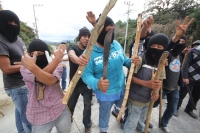 Miércoles 5 de diciembre del 2012. San Cristóbal de las Casas, Chiapas. IndÃgenas encapuchados mantienen bloqueada la carretera hacia San Juan Chamula después de que fueran detendios más de 50 indÃgenas en el edificio de la sub produraduria indigena esta Miércoles 5 de diciembre del 2012. San Cristóbal de las Casas, Chiapas. IndÃgenas encapuchados mantienen bloqueada la carretera hacia San Juan Chamula después de que fueran detendios más de 50 indÃgenas en el edificio de la sub produraduria indigena esta
