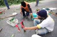 Miércoles 5 de diciembre del 2012. San Cristóbal de las Casas, Chiapas. Indígenas encapuchados mantienen bloqueada la carretera hacia San Juan Chamula después de que fueran detendios más de 50 indígenas en el edificio de la sub produraduria indigena esta 