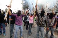 Miércoles 5 de diciembre del 2012. San Cristóbal de las Casas, Chiapas. Indígenas encapuchados mantienen bloqueada la carretera hacia San Juan Chamula después de que fueran detendios más de 50 indígenas en el edificio de la sub produraduria indigena esta 