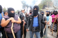 Miércoles 5 de diciembre del 2012. San Cristóbal de las Casas, Chiapas. Indígenas encapuchados mantienen bloqueada la carretera hacia San Juan Chamula después de que fueran detendios más de 50 indígenas en el edificio de la sub produraduria indigena esta 