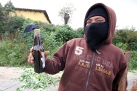 Miércoles 5 de diciembre del 2012. San Cristóbal de las Casas, Chiapas. IndÃgenas encapuchados mantienen bloqueada la carretera hacia San Juan Chamula después de que fueran detendios más de 50 indÃgenas en el edificio de la sub produraduria indigena esta Miércoles 5 de diciembre del 2012. San Cristóbal de las Casas, Chiapas. IndÃgenas encapuchados mantienen bloqueada la carretera hacia San Juan Chamula después de que fueran detendios más de 50 indÃgenas en el edificio de la sub produraduria indigena esta