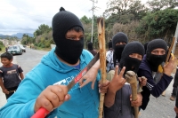 Miércoles 5 de diciembre del 2012. San Cristóbal de las Casas, Chiapas. Indígenas encapuchados mantienen bloqueada la carretera hacia San Juan Chamula después de que fueran detendios más de 50 indígenas en el edificio de la sub produraduria indigena esta 