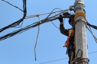 Jueves 22 de julio del 2020. Tuxtla Gutiérrez. Después de la lluvia del día miércoles, los técnicos de CFE continúan trabajando para lograr recuperar el servicio eléctrico en el norte oriente de la ciudad