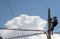 Jueves 22 de julio del 2020. Tuxtla Gutiérrez. Después de la lluvia del día miércoles, los técnicos de CFE continúan trabajando para lograr recuperar el servicio eléctrico en el norte oriente de la ciudad