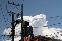 Jueves 22 de julio del 2020. Tuxtla Gutiérrez. Después de la lluvia del día miércoles, los técnicos de CFE continúan trabajando para lograr recuperar el servicio eléctrico en el norte oriente de la ciudad