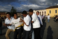 Foto/CortesÃa: Elementos del Estado Mayor Presidencial golpean y sacan a empujones a varias personas que se manifestaban al momento que Félipe Calderón y su esposa entraban a la Catedral de la Paz para visitar la tumba del Obispo Samuel RuÃz GarcÃa Foto/CortesÃa: Elementos del Estado Mayor Presidencial golpean y sacan a empujones a varias personas que se manifestaban al momento que Félipe Calderón y su esposa entraban a la Catedral de la Paz para visitar la tumba del Obispo Samuel RuÃz GarcÃa