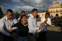 Foto/Cortesía: Elementos del Estado Mayor Presidencial golpean y sacan a empujones a varias personas que se manifestaban al momento que Félipe Calderón y su esposa entraban a la Catedral de la Paz para visitar la tumba del Obispo Samuel Ruíz García