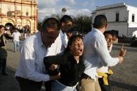 Foto/Cortesía: Elementos del Estado Mayor Presidencial golpean y sacan a empujones a varias personas que se manifestaban al momento que Félipe Calderón y su esposa entraban a la Catedral de la Paz para visitar la tumba del Obispo Samuel Ruíz García