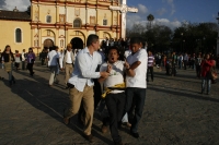 Foto/Cortesía: Elementos del Estado Mayor Presidencial golpean y sacan a empujones a varias personas que se manifestaban al momento que Félipe Calderón y su esposa entraban a la Catedral de la Paz para visitar la tumba del Obispo Samuel Ruíz García