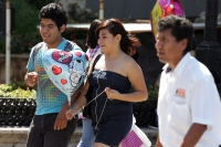 Lunes 14 de febrero. Durante este día es posible observar a quienes celebran el día del amor y la amistad llevando regalos por el primer cuadro de Tuxtla Gutiérrez.
