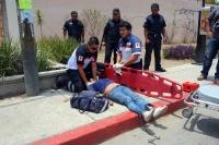 Lunes 14 de mayo del 2012.  Tuxtla Gutiérrez, Chiapas. Una mujer fue encontrada este medio día abandonada en un bulevar de la capital del estado, esta persona se encontraba encadenada y según algunas personas en el lugar afirman que fue abandonada por los
