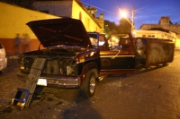 Foto/Toño Aguilar. Comitán, Chis.- La inoperatividad de autoridades de la Secretaría de Transporte de esta región provocaron que transportistas concesionados y “piratas” se enfrentaran ayer, resultando decenas de heridos y retenidos, así como vehículos de Foto/Toño Aguilar. Comitán, Chis.- La inoperatividad de autoridades de la Secretaría de Transporte de esta región provocaron que transportistas concesionados y “piratas” se enfrentaran ayer, resultando decenas de heridos y retenidos, así como vehículos de