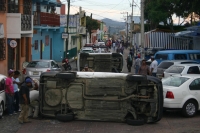 Foto/Toño Aguilar. Comitán, Chis.- La inoperatividad de autoridades de la Secretaría de Transporte de esta región provocaron que transportistas concesionados y “piratas” se enfrentaran ayer, resultando decenas de heridos y retenidos, así como vehículos de Foto/Toño Aguilar. Comitán, Chis.- La inoperatividad de autoridades de la Secretaría de Transporte de esta región provocaron que transportistas concesionados y “piratas” se enfrentaran ayer, resultando decenas de heridos y retenidos, así como vehículos de