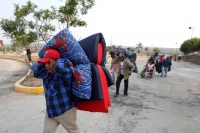 Jueves 23 de mayo del 2013. Ocosocuaulta del Espinoza. Los desplazados de Carranza abandonan la ENPC-CHIS. Familias desplazadas de la comunidad de Venustiano Carranza intentan abandonar las instalaciones de La Escuela Nacional de Protección Civil, Campus 