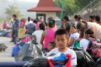 Jueves 23 de mayo del 2013. Ocosocuaulta del Espinoza. Los desplazados de Carranza abandonan la ENPC-CHIS. Familias desplazadas de la comunidad de Venustiano Carranza intentan abandonar las instalaciones de La Escuela Nacional de Protección Civil, Campus 