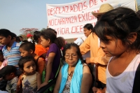 Jueves 23 de mayo del 2013. Ocosocuaulta del Espinoza. Los desplazados de Carranza abandonan la ENPC-CHIS. Familias desplazadas de la comunidad de Venustiano Carranza intentan abandonar las instalaciones de La Escuela Nacional de Protección Civil, Campus 