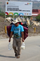 Jueves 23 de mayo del 2013. Ocosocuaulta del Espinoza. Los desplazados de Carranza abandonan la ENPC-CHIS. Familias desplazadas de la comunidad de Venustiano Carranza intentan abandonar las instalaciones de La Escuela Nacional de Protección Civil, Campus 