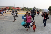Jueves 23 de mayo del 2013. Ocosocuaulta del Espinoza. Los desplazados de Carranza abandonan la ENPC-CHIS. Familias desplazadas de la comunidad de Venustiano Carranza intentan abandonar las instalaciones de La Escuela Nacional de Protección Civil, Campus 