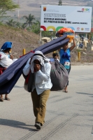 Jueves 23 de mayo del 2013. Ocosocuaulta del Espinoza. Los desplazados de Carranza abandonan la ENPC-CHIS. Familias desplazadas de la comunidad de Venustiano Carranza intentan abandonar las instalaciones de La Escuela Nacional de Protección Civil, Campus 