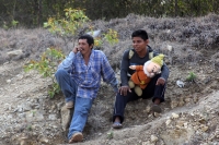 Jueves 23 de mayo del 2013. Ocosocuaulta del Espinoza. Los desplazados de Carranza abandonan la ENPC-CHIS. Familias desplazadas de la comunidad de Venustiano Carranza intentan abandonar las instalaciones de La Escuela Nacional de Protección Civil, Campus 