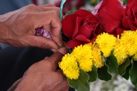 Jueves 2 de marzo del 2020. Enrama. Durante la elaboración de la ofrenda de flores para el SantÃsimo en la comunidad de Suchiapa Jueves 2 de marzo del 2020. Enrama. Durante la elaboración de la ofrenda de flores para el SantÃsimo en la comunidad de Suchiapa