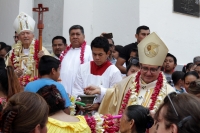 Jueves 25 de abril del 2019. Tuxtla Gutiérrez. Las ofrendas de Flor de Mayo son elaboradas por las hábiles manos de la comunidad tuxtleca durante las fiestas patronales de San Marcos.