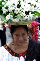 Jueves 25 de abril del 2019. Tuxtla Gutiérrez. Las ofrendas de Flor de Mayo son elaboradas por las hábiles manos de la comunidad tuxtleca durante las fiestas patronales de San Marcos.