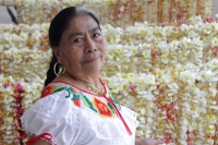 Jueves 25 de abril del 2019. Tuxtla Gutiérrez. Las ofrendas de Flor de Mayo son elaboradas por las hábiles manos de la comunidad tuxtleca durante las fiestas patronales de San Marcos.