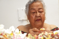 Jueves 25 de abril del 2019. Tuxtla Gutiérrez. Las ofrendas de Flor de Mayo son elaboradas por las hábiles manos de la comunidad tuxtleca durante las fiestas patronales de San Marcos.