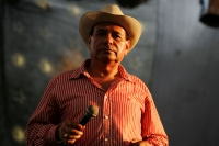 Erase una esquina llamada 5 de Mayo  Esta tarde al caer el sol, un anciano bebe su ultima cerveza, sentado balbucea los recuerdos de este lugar.  El 5 de Mayo es chingón, nadie gana aquí. Entre recuerdos intenta explicar las glorias pasadas de este barrio