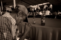 Erase una esquina llamada 5 de Mayo  Esta tarde al caer el sol, un anciano bebe su ultima cerveza, sentado balbucea los recuerdos de este lugar.  El 5 de Mayo es chingón, nadie gana aquí. Entre recuerdos intenta explicar las glorias pasadas de este barrio