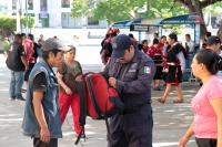 Viernes 28 de junio del 2019. Tuxtla Gutiérrez. Un policía municipal revisa la mochila de un indigente al que su compañero acusa de robarle sus pertenencias. Al no encontrarle nada, siguió su camino en la Plaza Central de la ciudad.