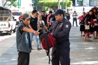 Viernes 28 de junio del 2019. Tuxtla Gutiérrez. Un policía municipal revisa la mochila de un indigente al que su compañero acusa de robarle sus pertenencias. Al no encontrarle nada, siguió su camino en la Plaza Central de la ciudad.