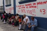 Martes 23 de agosto del 2016. Tuxtla Gutiérrez. Padres de familia y directivos de la Escuela Secundaria del Estado Número Uno preparan propuestas para impartir clases mientras continúan las protestas del Movimiento Magisterial en Chiapas.