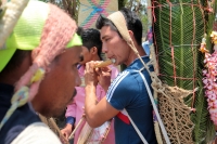 Lunes 30 de abril del 2018. Los Hojeros de Suchiapa recorren a pie varios kilómetros para recolectar las hojas de espadaña; este recorrido es acompañado de decenas de tambores ceremoniales durante las fiestas patronales de la Santa Cruz, siendo esta un
