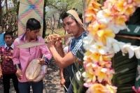 Lunes 30 de abril del 2018. Los Hojeros de Suchiapa recorren a pie varios kilómetros para recolectar las hojas de espadaña; este recorrido es acompañado de decenas de tambores ceremoniales durante las fiestas patronales de la Santa Cruz, siendo esta un