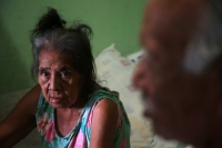 20210312. Tuxtla G. Adultos mayores enfermos no pueden trasladarse para recibir la vacuna Covid