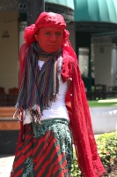 Miércoles 16 de marzo del 2016. Tuxtla Gutiérrez. El color del estigma. Después de asistir al altar de Catedral  él recoge monedas y risas, afirmando ser homosexual y ocultar el VIH con pintura sin temor y orgullo.