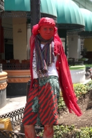 Miércoles 16 de marzo del 2016. Tuxtla Gutiérrez. El color del estigma. Después de asistir al altar de Catedral  él recoge monedas y risas, afirmando ser homosexual y ocultar el VIH con pintura sin temor y orgullo.
