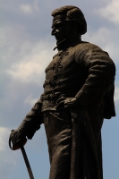 Miércoles 23 de febrero. Aspecto de los monumentos escultoricos de la Plaza Central de la ciudad