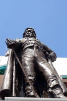 Miércoles 23 de febrero. Aspecto de los monumentos escultoricos de la Plaza Central de la ciudad
