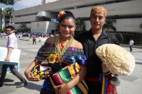 Jueves 4 de diciembre del 2014. Tuxtla Gutiérrez. Dos jóvenes estudiantes representan a los danzantes de los Parachicos para juntar recursos para sus estudios.