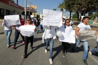 Jueves 23 de enero del 2014. Tuxtla Gutiérrez. Estudiantes y amigos del muchacho asesinado en las cercanías del Cobach 35 marchan este medio día por la avenida principal de esta ciudad para exigir el esclarecimiento de hecho y seguridad para las familias 
