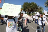 Jueves 23 de enero del 2014. Tuxtla Gutiérrez. Estudiantes y amigos del muchacho asesinado en las cercanÃas del Cobach 35 marchan este medio dÃa por la avenida principal de esta ciudad para exigir el esclarecimiento de hecho y seguridad para las familias  Jueves 23 de enero del 2014. Tuxtla Gutiérrez. Estudiantes y amigos del muchacho asesinado en las cercanÃas del Cobach 35 marchan este medio dÃa por la avenida principal de esta ciudad para exigir el esclarecimiento de hecho y seguridad para las familias