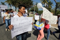 Jueves 23 de enero del 2014. Tuxtla Gutiérrez. Estudiantes y amigos del muchacho asesinado en las cercanÃas del Cobach 35 marchan este medio dÃa por la avenida principal de esta ciudad para exigir el esclarecimiento de hecho y seguridad para las familias Jueves 23 de enero del 2014. Tuxtla Gutiérrez. Estudiantes y amigos del muchacho asesinado en las cercanÃas del Cobach 35 marchan este medio dÃa por la avenida principal de esta ciudad para exigir el esclarecimiento de hecho y seguridad para las familias