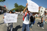 Jueves 23 de enero del 2014. Tuxtla Gutiérrez. Estudiantes y amigos del muchacho asesinado en las cercanías del Cobach 35 marchan este medio día por la avenida principal de esta ciudad para exigir el esclarecimiento de hecho y seguridad para las familias 