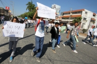 Jueves 23 de enero del 2014. Tuxtla Gutiérrez. Estudiantes y amigos del muchacho asesinado en las cercanÃas del Cobach 35 marchan este medio dÃa por la avenida principal de esta ciudad para exigir el esclarecimiento de hecho y seguridad para las familias Jueves 23 de enero del 2014. Tuxtla Gutiérrez. Estudiantes y amigos del muchacho asesinado en las cercanÃas del Cobach 35 marchan este medio dÃa por la avenida principal de esta ciudad para exigir el esclarecimiento de hecho y seguridad para las familias
