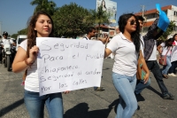 Jueves 23 de enero del 2014. Tuxtla Gutiérrez. Estudiantes y amigos del muchacho asesinado en las cercanías del Cobach 35 marchan este medio día por la avenida principal de esta ciudad para exigir el esclarecimiento de hecho y seguridad para las familias 